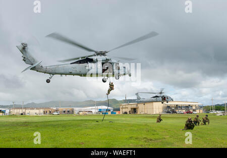 SANTA RITA, Guam (Agosto 19, 2019) un marinaio assegnato alla Royal Australian Navy fast-corde da un MH-60S Seahawk elicottero, attaccata a "isola" dei Cavalieri di elicottero di mare squadrone di combattimento (HSC) 25, durante l'esercizio HYDRACRAB. È HYDRACRAB quadrilatero esercizio condotta da forze provenienti da Australia, Canada, Nuova Zelanda e Stati Uniti Forze Navali. Lo scopo di questa esercitazione è quello di preparare i partecipanti l'eliminazione degli ordigni esplosivi (EOD) le forze per operare come un sistema integrato, capace e potente allied force è pronto a rispondere ad un mutevole e complesso ambiente marittimo nella regione Indo-pacifico Foto Stock