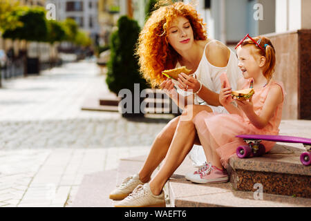 Tipo dai capelli ricci donna che guarda la sua figlia Foto Stock