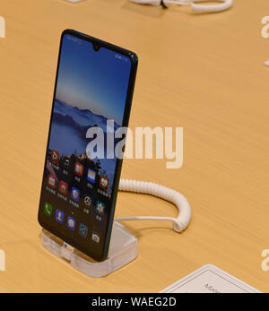 Jiangsu, Jiangsu, Cina. 20 agosto 2019. Jiangsu, Cina-huawei Mate20X5G, il suo primo 5G mobile phone venduto a un prezzo ufficiale di 6,199 yuan, va in vendita in Nanjing, provincia dello Jiangsu, Agosto 17, 2019.Dal 26 luglio al pre-vendite, il numero delle pre-vendite ha superato i 1 milioni di euro e la relazione di mercato è superiore al previsto. Credito: SIPA Asia/ZUMA filo/Alamy Live News Foto Stock