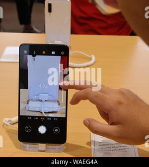 Jiangsu, Jiangsu, Cina. 20 agosto 2019. Jiangsu, Cina-huawei Mate20X5G, il suo primo 5G mobile phone venduto a un prezzo ufficiale di 6,199 yuan, va in vendita in Nanjing, provincia dello Jiangsu, Agosto 17, 2019.Dal 26 luglio al pre-vendite, il numero delle pre-vendite ha superato i 1 milioni di euro e la relazione di mercato è superiore al previsto. Credito: SIPA Asia/ZUMA filo/Alamy Live News Foto Stock