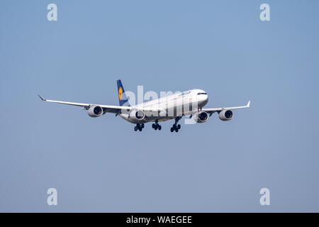 Monaco di Baviera, Germania - marzo 31. 2019 : Lufthansa Airbus A340-642 con la registrazione degli aeromobili D-AIHW nell'approccio a sud la pista 08R del M Foto Stock