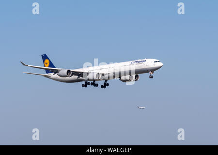 Monaco di Baviera, Germania - marzo 31. 2019 : Lufthansa Airbus A340-642 con la registrazione degli aeromobili D-AIHW nell'approccio a sud la pista 08R del M Foto Stock