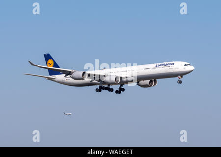 Monaco di Baviera, Germania - marzo 31. 2019 : Lufthansa Airbus A340-642 con la registrazione degli aeromobili D-AIHW nell'approccio a sud la pista 08R del M Foto Stock