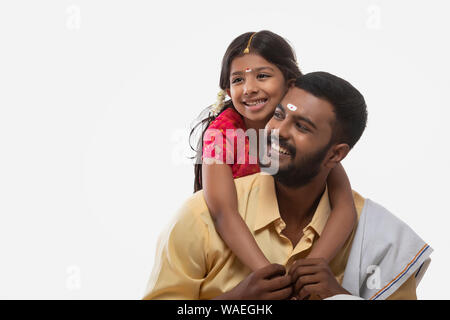 Ritratto di un sud indiane figlia abbracciando il suo padre Foto Stock