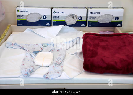 Modifica tabella nella camera di mandata in ospedale Foto Stock