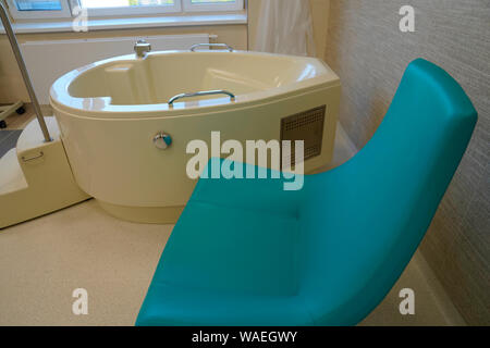 Sala parto, vasca per acqua nascita, Carlsbad, Repubblica Ceca Foto Stock