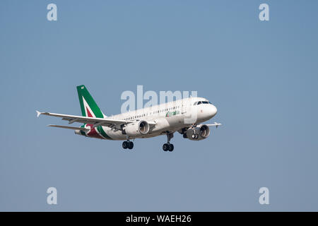 Monaco di Baviera, Germania - marzo 31. 2019 : Alitalia Airbus A319-112 con la registrazione degli aeromobili EI-GIM nell'approccio a sud la pista 08R del MU Foto Stock