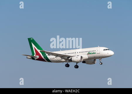 Monaco di Baviera, Germania - marzo 31. 2019 : Alitalia Airbus A319-112 con la registrazione degli aeromobili EI-GIM nell'approccio a sud la pista 08R del MU Foto Stock