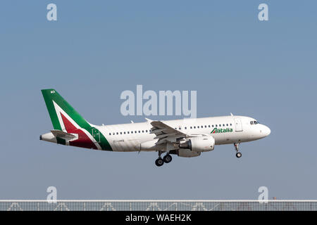 Monaco di Baviera, Germania - marzo 31. 2019 : Alitalia Airbus A319-112 con la registrazione degli aeromobili EI-GIM nell'approccio a sud la pista 08R del MU Foto Stock