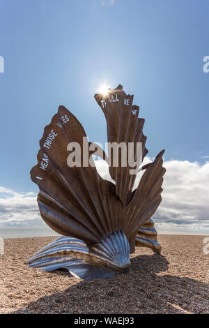 La scultura chiamato smerlo, dedicata a Benjamin Britten sulla spiaggia presso la località balneare di Aldeburgh sulla east coast Suffolk, Inghilterra, Regno Unito Foto Stock