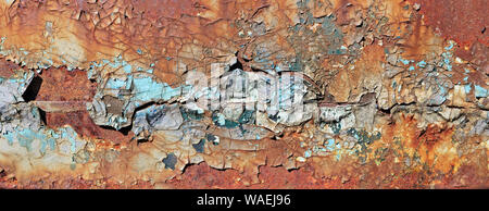 Smaltato superficie incrinata della porta del cofano il vecchio carrello car è stata dipinta di giallo blu e rosso. Vintage texture concetto panoramica Foto Stock