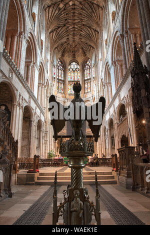 L'interno e la sede del vescovo di Norwich Cathedral Foto Stock