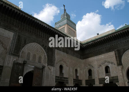 Fez Marocco, vista del minareto dal cortile interno della madrasa Bou Inania Foto Stock
