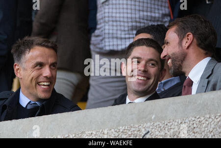 Wolverhampton, Regno Unito. 19 Ago, 2019. In Inghilterra le donne manager Phil Neville con Inghilterra national senior team manager Gareth Southgate durante il match di Premier League tra Wolverhampton Wanderers e il Manchester United al Molineux, Wolverhampton, in Inghilterra il 19 agosto 2019. Foto di Andy Rowland. Credito: prime immagini multimediali/Alamy Live News Foto Stock