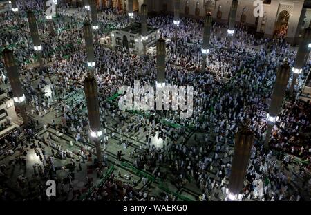 Madina El Monawara, Madina El Monawara, Arabia Saudita. 19 Ago, 2019. Migliaia di pellegrini pregano presso la Moschea del Profeta nella città santa di Medina, Arabia Saudita, il 19 agosto 2019. Dopo aver preso parte all'Hajj, musulmani pellegrini testa a Medinah per pregare presso la Moschea del Profeta, l Islam è la seconda più sacro luogo di culto, prima di ritornare a casa Credito: Ashraf Amra/immagini APA/ZUMA filo/Alamy Live News Foto Stock