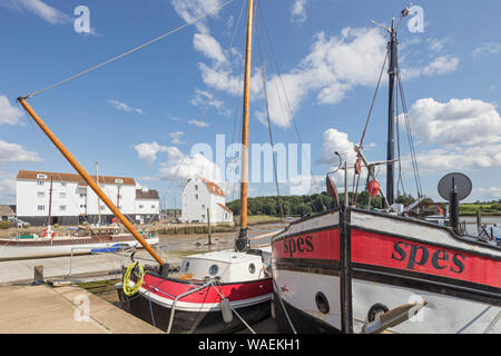 Woodbridge Harbour e di marea mulino sul fiume Deben, Suffolk, East Anglia, England, Regno Unito Foto Stock