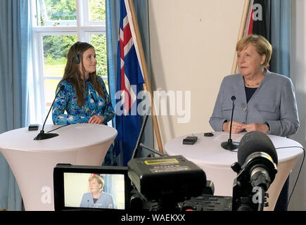 Thingvellir, Germania. 19 Ago, 2019. In Islanda il Primo Ministro Katrín Jakobsdóttir (l) e il Cancelliere tedesco Angela Merkel a fare una dichiarazione alla stampa in corrispondenza del primo ministro residenza estiva a Thingvellir National Park. Il cancelliere della visita in Islanda è stato richiesto dalla riunione annuale di Scandinavian capi di governo al quale era stata invitata. Credito: Steffen Trumpf/dpa/Alamy Live News Foto Stock