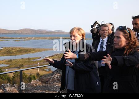 Thingvellir, Germania. 19 Ago, 2019. Il cancelliere Angela Merkel (l) parla con islandese di Primo Ministro Katrín Jakobsdóttir (r) a Thingvellir National Park. Il cancelliere della visita in Islanda è stato richiesto dalla riunione annuale di Scandinavian capi di governo al quale era stata invitata. Credito: Steffen Trumpf/dpa/Alamy Live News Foto Stock