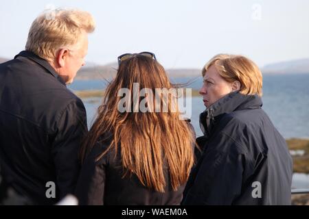 Thingvellir, Germania. 19 Ago, 2019. Il cancelliere Angela Merkel (r-l) che parlerà con islandese di Primo Ministro Katrín Jakobsdóttir e Direttore del Parco Einar Saemundsen nel Thingvellir National Park. Il cancelliere della visita in Islanda è stato richiesto dalla riunione annuale di Scandinavian capi di governo al quale era stata invitata. Credito: Steffen Trumpf/dpa/Alamy Live News Foto Stock