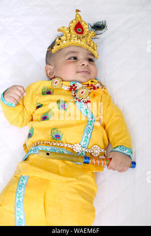 Foto di indiani bambina indossa Krishna costume e celebrando Janmashtami festival. Isolato sullo sfondo bianco. Foto Stock