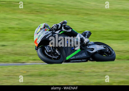 Gara 1 vincitore, Danny Buchan, poteri il suo FS-3 Racing Kawasaki ZX-10RR intorno Charlies piegare a BSB Cadwell Park 2019 Foto Stock