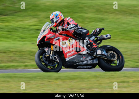 Josh Brookes, vincitore di Gara 2, alimenta il suo essere più saggio Ducati Panigale intorno Charlies corner a BSB Cadwell Park 2019 Foto Stock