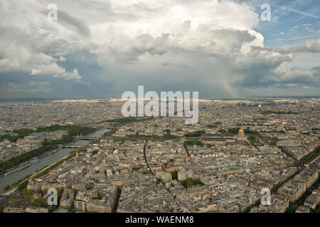 Alto livello di vista dalla Torre Eiffel guardando verso est tra les Invalides e quartieri Latino. Docce a pioggia in distanza. Parigi, Francia Foto Stock