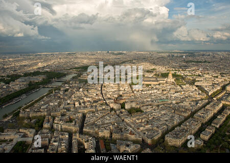 Alto livello di vista dalla Torre Eiffel guardando verso est tra les Invalides e quartieri Latino. Docce a pioggia in distanza. Parigi, Francia Foto Stock