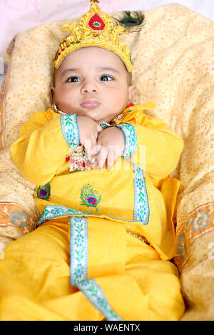 Foto di indiani bambina indossa Krishna costume e celebrando Janmashtami festival. Isolato sullo sfondo bianco. Foto Stock