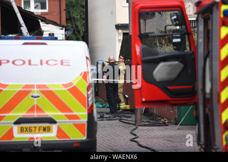 Servizi di emergenza che frequentano la scena di un incendio su Jenner Street a Coventry dove un uomo è morto nelle prime ore della mattina di martedì. Foto Stock