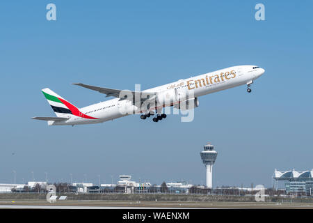 Monaco di Baviera, Germania - marzo 31. 2019 : Emirates Boeing 777-31H con il velivolo numero di registrazione A6-ECY durante il decollo sul sud della pista 08R di Foto Stock