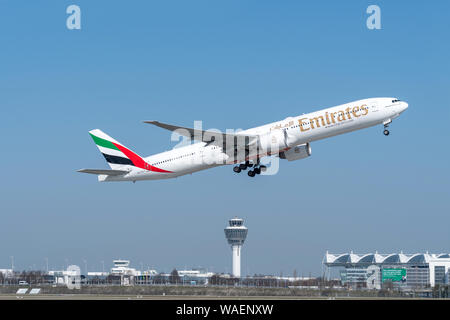 Monaco di Baviera, Germania - marzo 31. 2019 : Emirates Boeing 777-31H con il velivolo numero di registrazione A6-ECY durante il decollo sul sud della pista 08R di Foto Stock