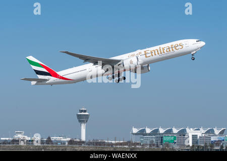 Monaco di Baviera, Germania - marzo 31. 2019 : Emirates Boeing 777-31H con il velivolo numero di registrazione A6-ECY durante il decollo sul sud della pista 08R di Foto Stock