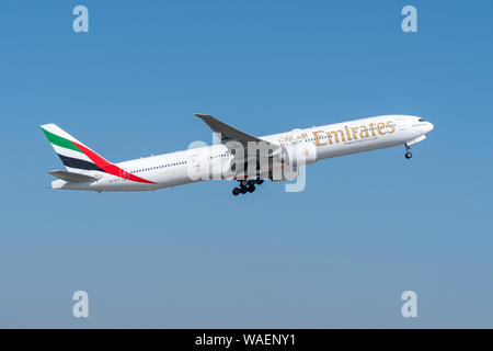 Monaco di Baviera, Germania - marzo 31. 2019 : Emirates Boeing 777-31H con il velivolo numero di registrazione A6-ECY durante il decollo sul sud della pista 08R di Foto Stock