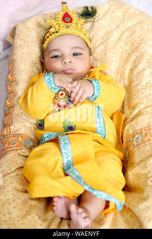 Foto di indiani bambina indossa Krishna costume e celebrando Janmashtami festival. Isolato sullo sfondo bianco. Foto Stock