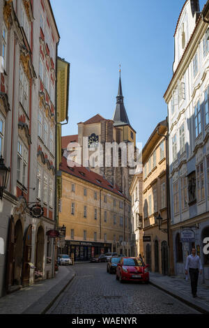 In ciottoli tranquilla Husova Street, St. Giles' chiesa e altri vecchi edifici nella Città Vecchia (Staré Mesto) del distretto di Praga, Repubblica Ceca. Foto Stock