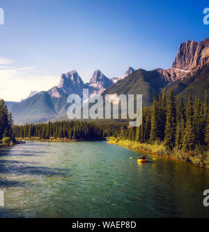 Il rafting sul Fiume Bow vicino a Canmore in Canada Foto Stock
