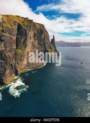 Vista aerea del Trollkonufingur, chiamato anche la strega il dito sulle Isole Faerøer Foto Stock