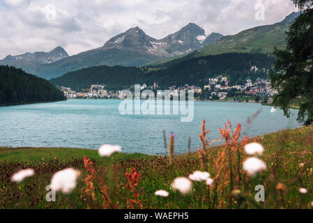 Moritz con lago chiamato San Moritzsee e alpi svizzere in Engadina, Svizzera Foto Stock