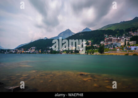 Moritz con lago chiamato San Moritzsee e alpi svizzere in Engadina, Svizzera Foto Stock