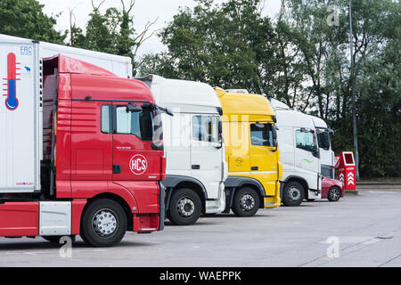 Primo piano di colorati taxi HGV parcheggiati presso una stazione di servizio autostradale nelle Midlands, Inghilterra, Regno Unito Foto Stock