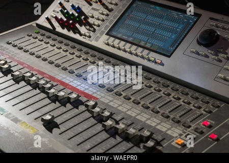 Controller console di miscelazione in studio di registrazione. Sul posto di lavoro equipaggiamento audio Foto Stock