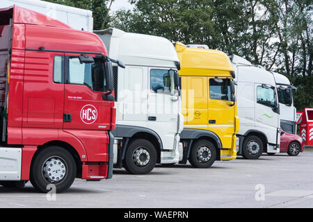 Closeup di colorati taxi HGV parcheggiati presso una stazione di servizio autostradale in Inghilterra, Regno Unito Foto Stock