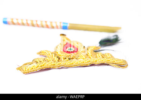 Foto di Krishna corona con un flauto. Isolato su sfondo bianco. Foto Stock