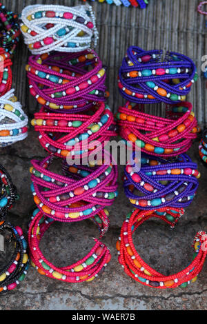 Gioielli di perline venduti come souvenir sul display al Villaggio Culturale Lesedi, Culla dell'umanità, Sud Africa Foto Stock