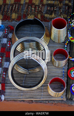 Gioielli di perline e Ndebele tradizionale anello di Collo/girocollo venduti come souvenir sul display al Villaggio Culturale Lesedi, Culla dell'umanità, Sud Africa Foto Stock