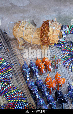 Gioielli di perline e animali venduti come souvenir sul display al Villaggio Culturale Lesedi, Culla dell'umanità, Sud Africa Foto Stock