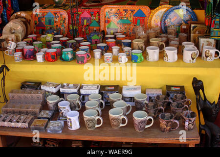 African souvenir sul display al Villaggio Culturale Lesedi, Culla dell'umanità, Sud Africa Foto Stock