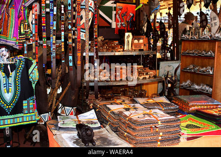 African souvenir sul display al Villaggio Culturale Lesedi, Culla dell'umanità, Sud Africa Foto Stock