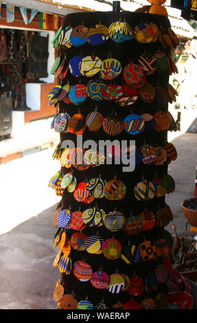 African souvenir sul display al Villaggio Culturale Lesedi, Culla dell'umanità, Sud Africa Foto Stock